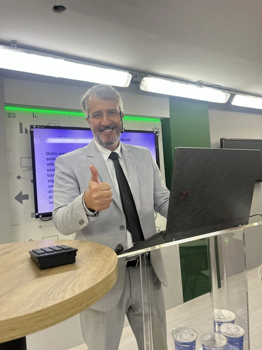 Miguel Dante Machado em apresentação com microfone de cabeça