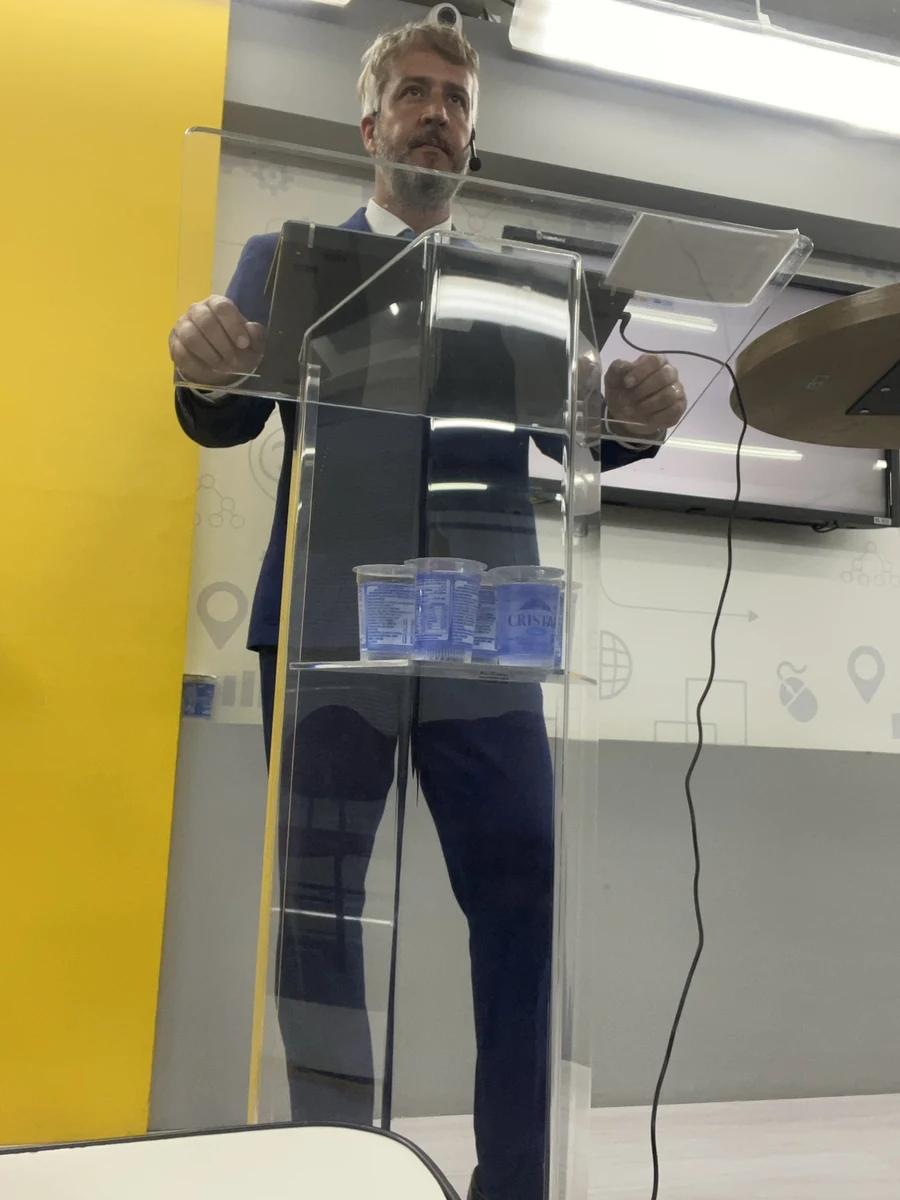 Miguel Dante Machado falando em púlpito transparente